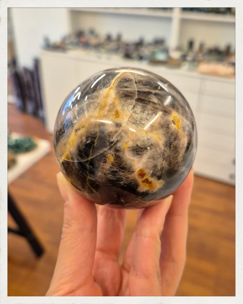 Esfera de piedra luna negra