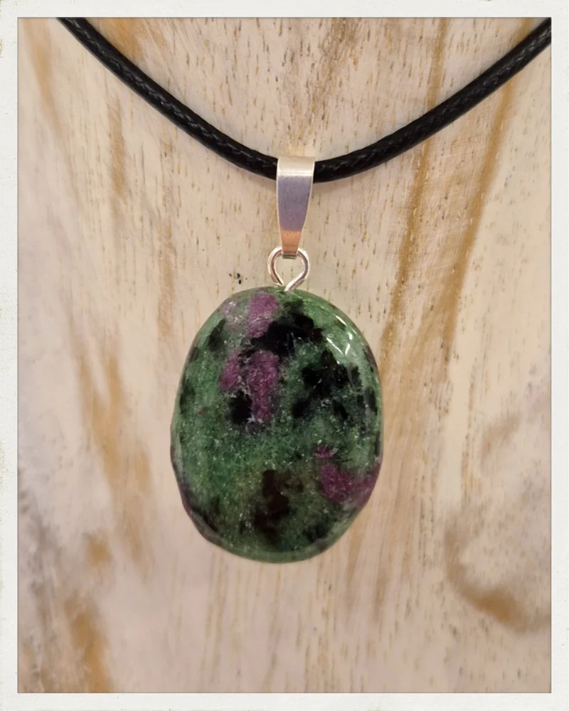 Colgante de rubí con zoisita y plata
