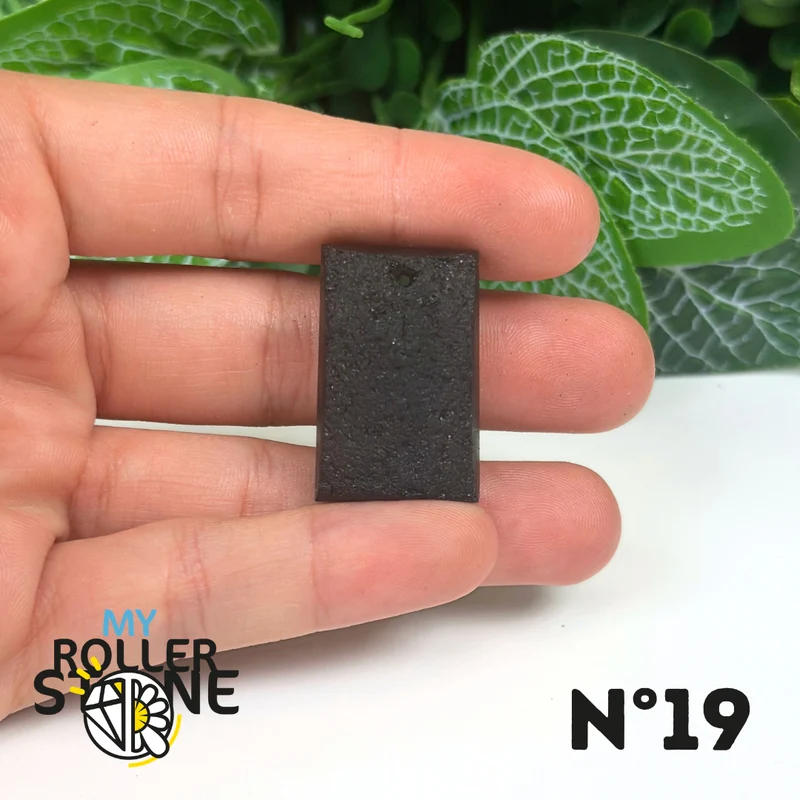 Colgante de tectita perforada