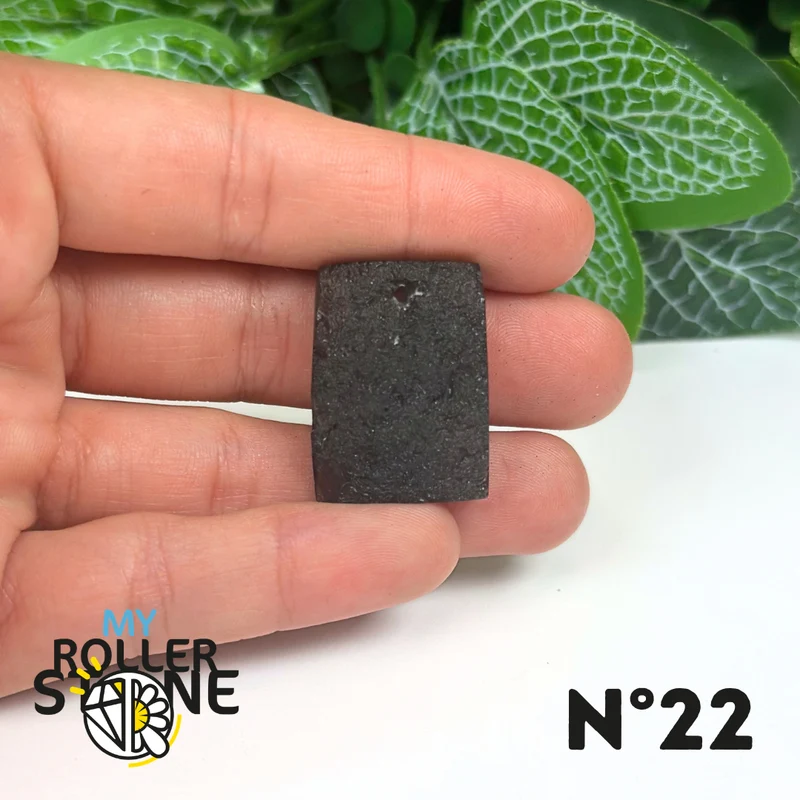 Colgante de tectita perforada
