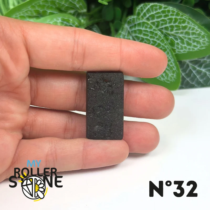 Colgante de tectita perforada
