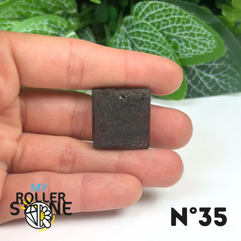Colgante de tectita perforada