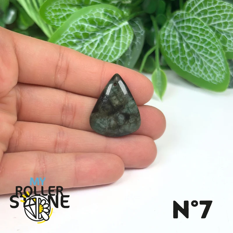 Colgante de esmeralda perforado