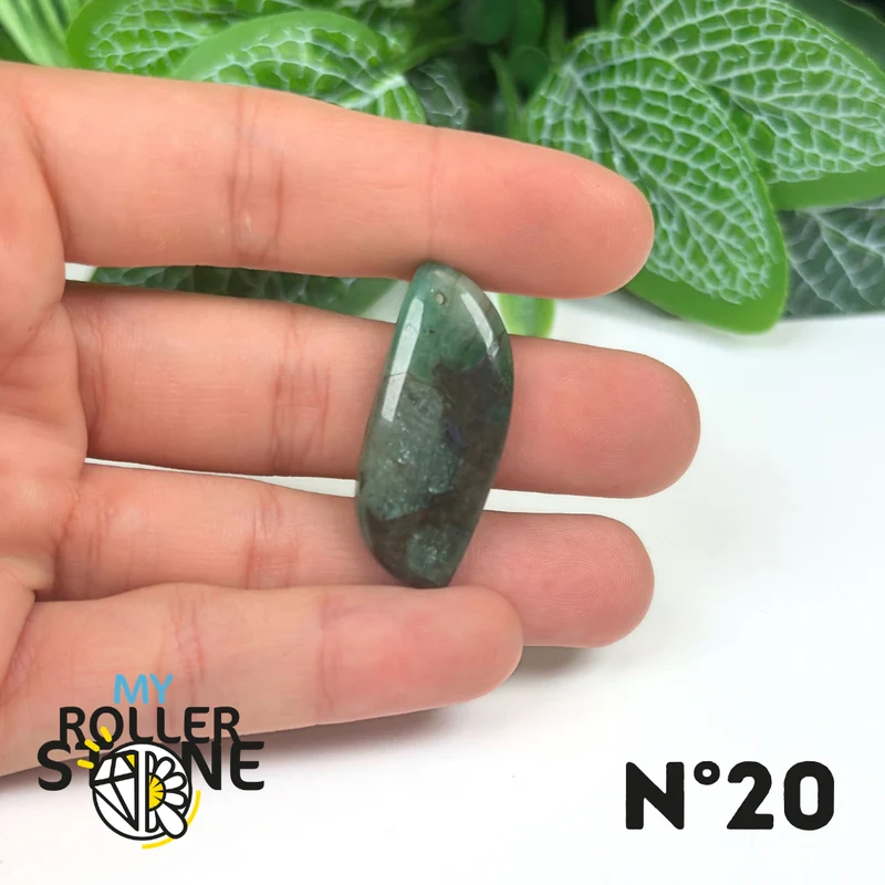 Colgante de esmeralda perforado