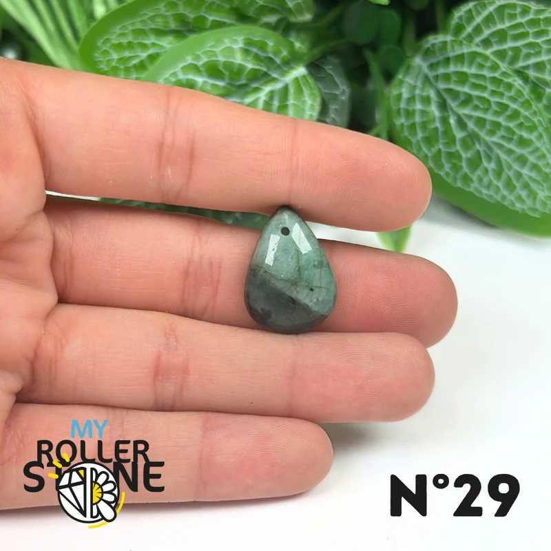 Colgante de esmeralda perforado