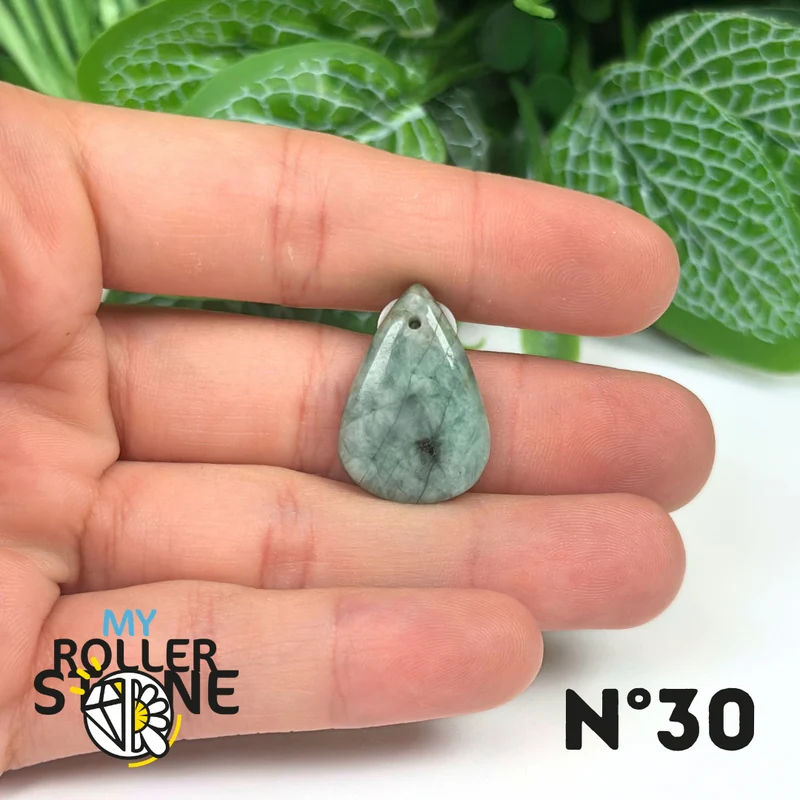 Colgante de esmeralda perforado