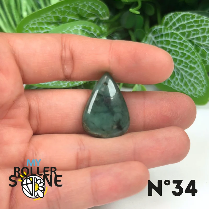 Colgante de esmeralda perforado