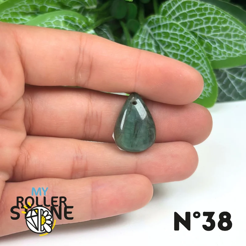 Colgante de esmeralda perforado