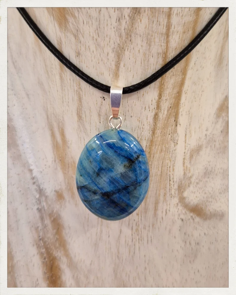 Colgante de azurita en feldespato y plata