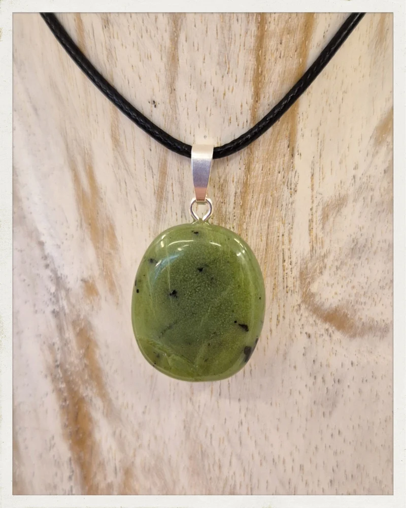 Colgante de jade nefrita y plata