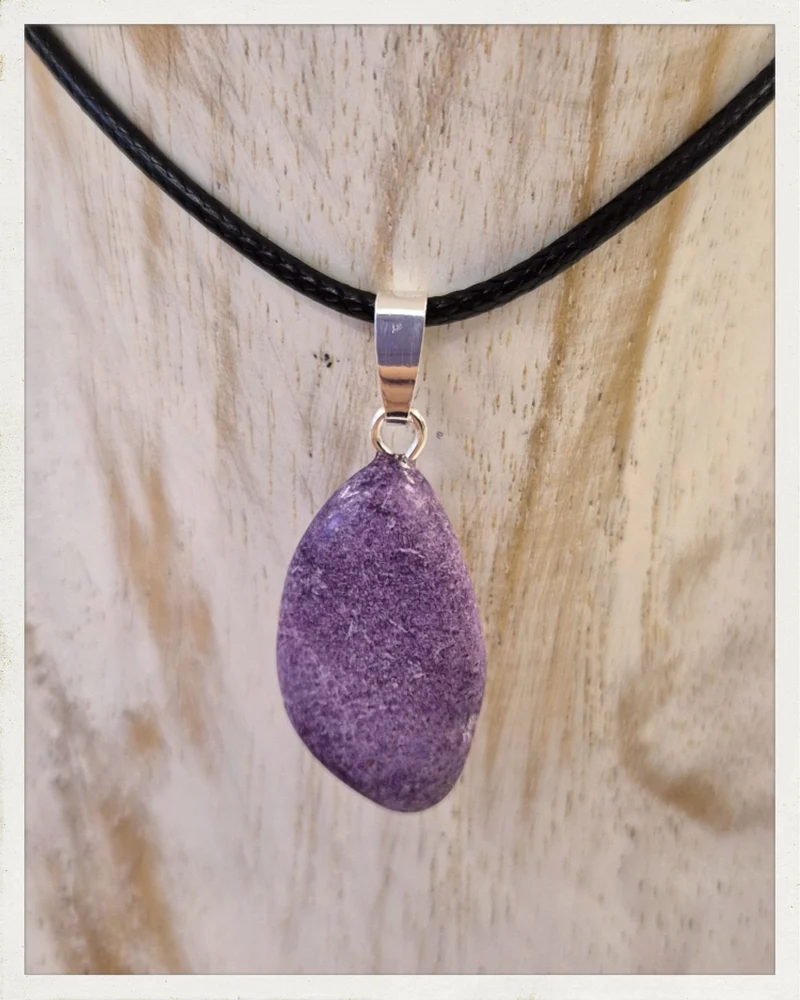Colgante de stichtita y plata