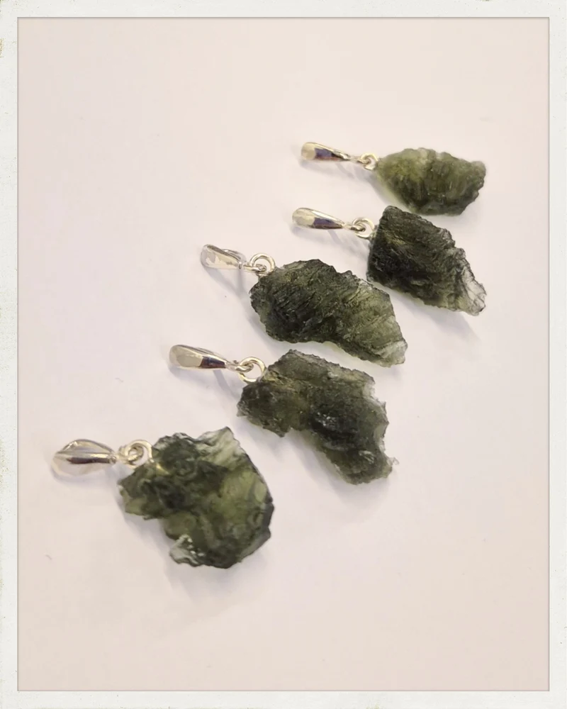 Colgantes de moldavita pequeña y plata