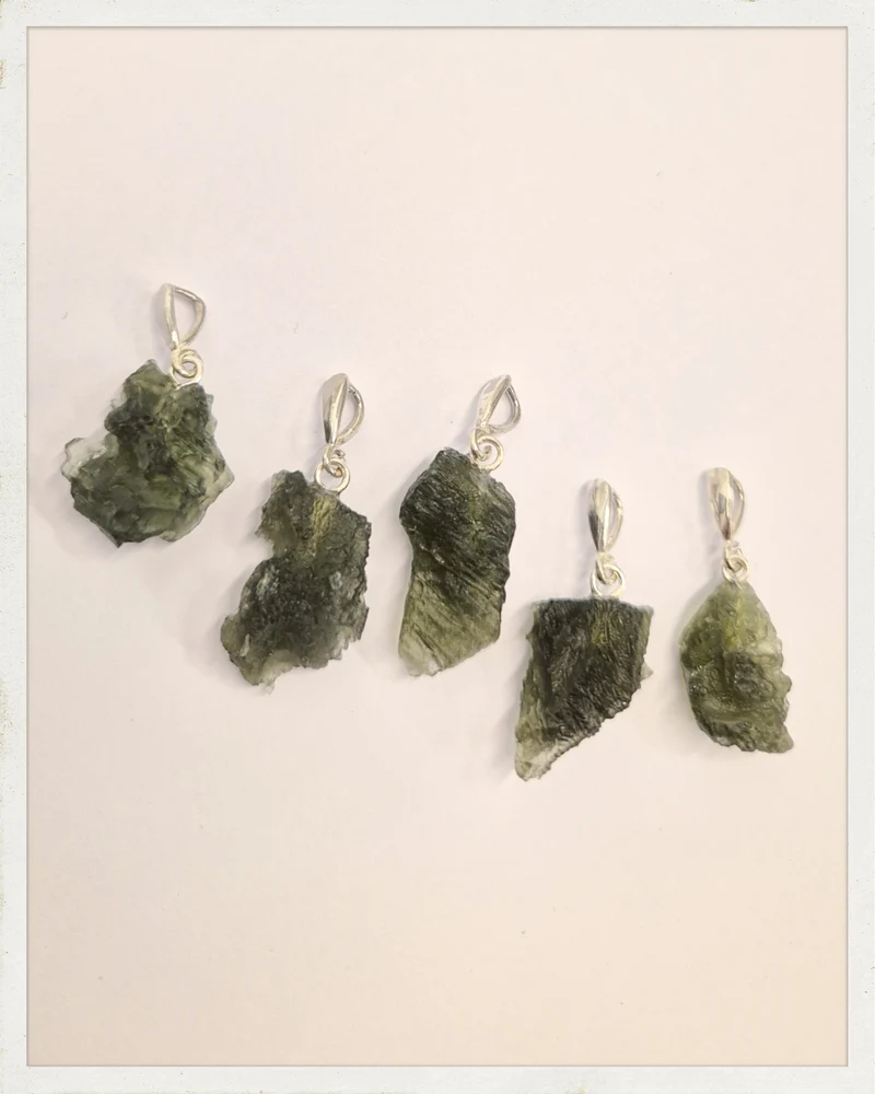 Colgantes de moldavita pequeña y plata
