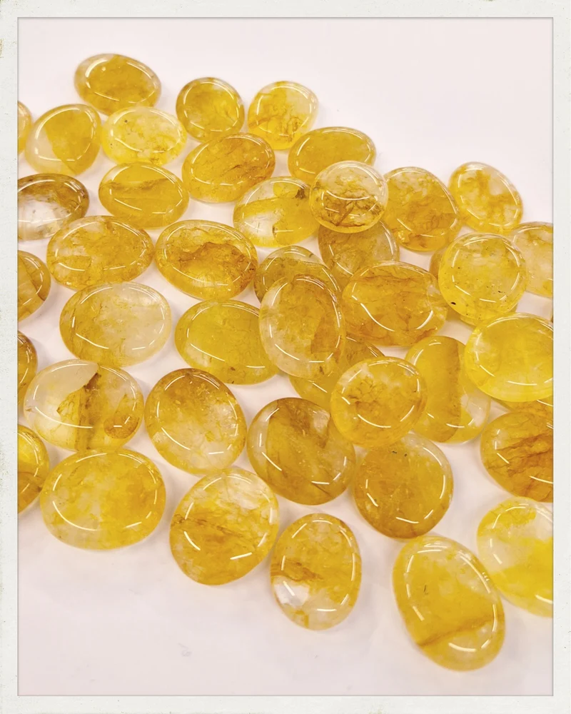 Rodado plano pequeño de cuarzo con limonita "sanador dorado"