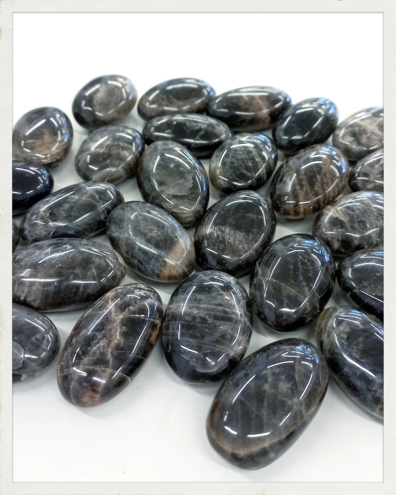 Rodado de piedra luna negra