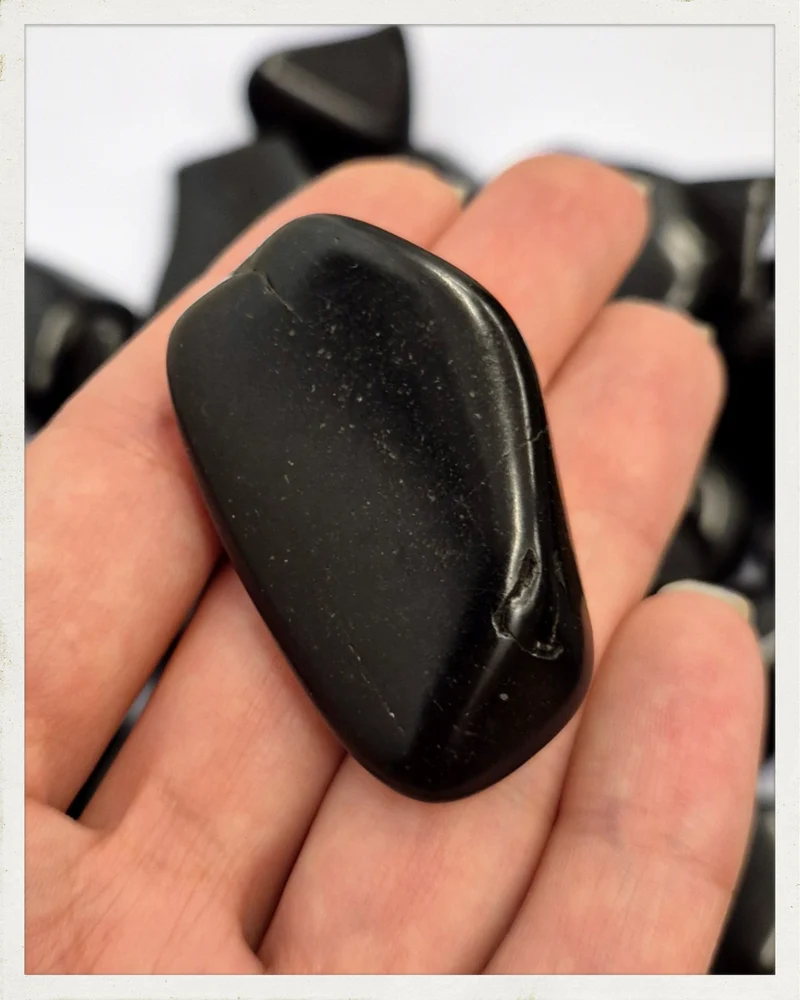 Rodado grande irregular de azabache