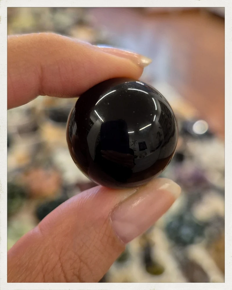 Esfera pequeña de obsidiana