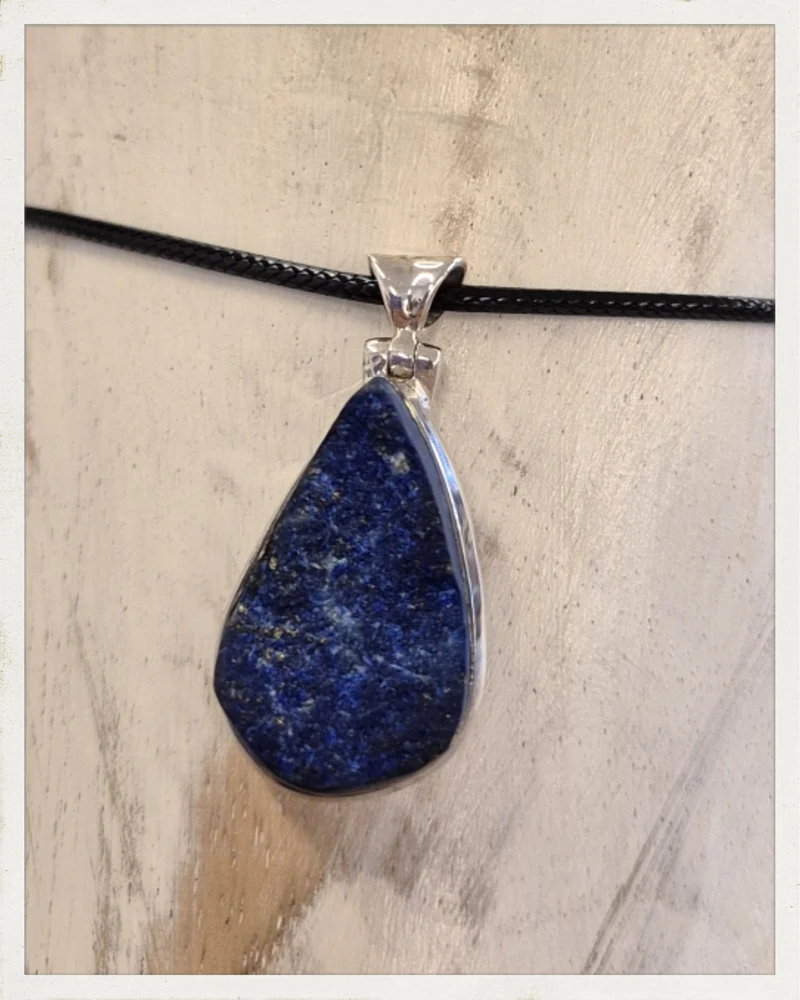 Colgante de lapislázuli en bruto y plata