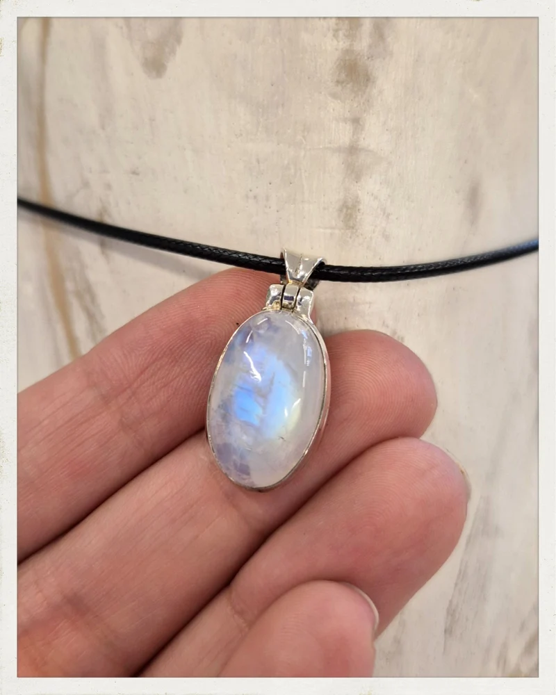 Colgante de piedra luna y plata