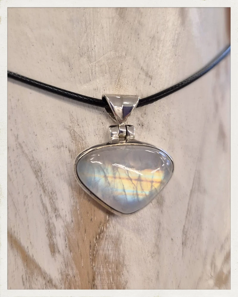Colgante de piedra luna y plata