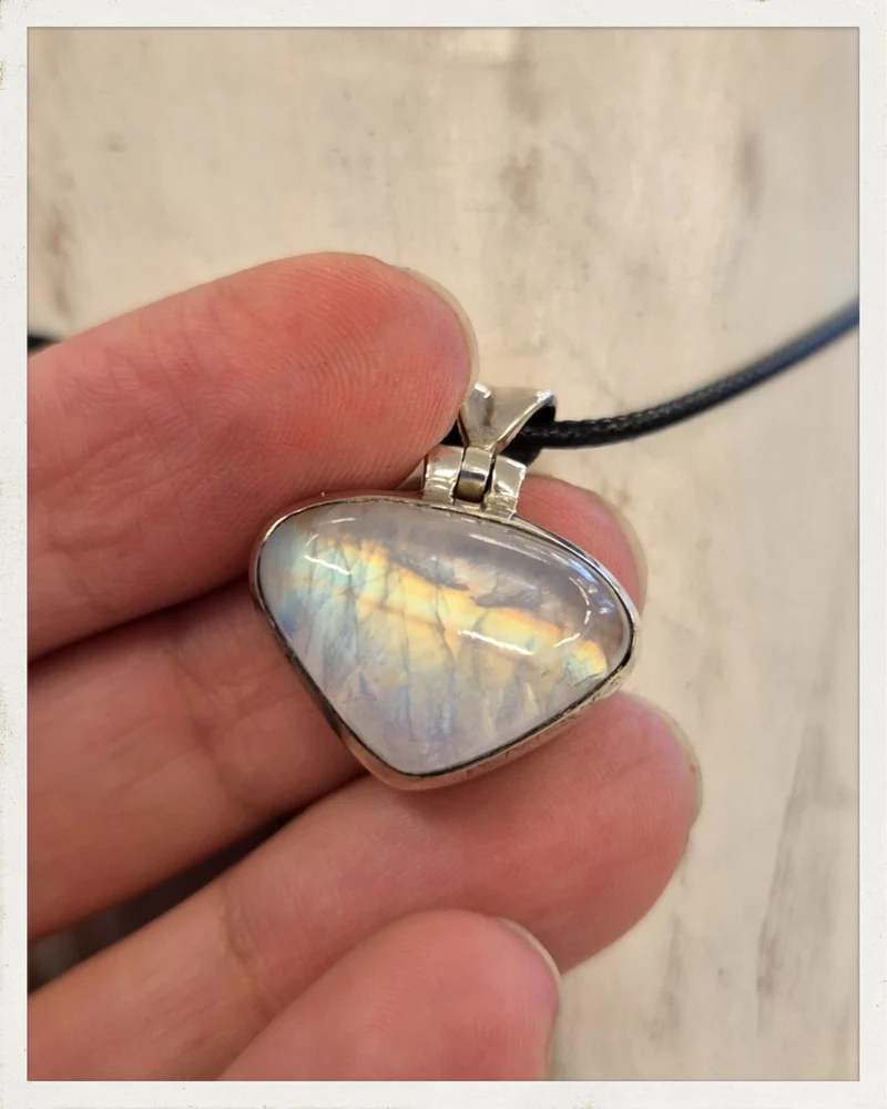Colgante de piedra luna y plata
