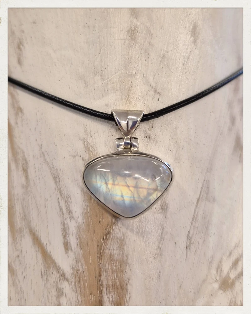 Colgante de piedra luna y plata
