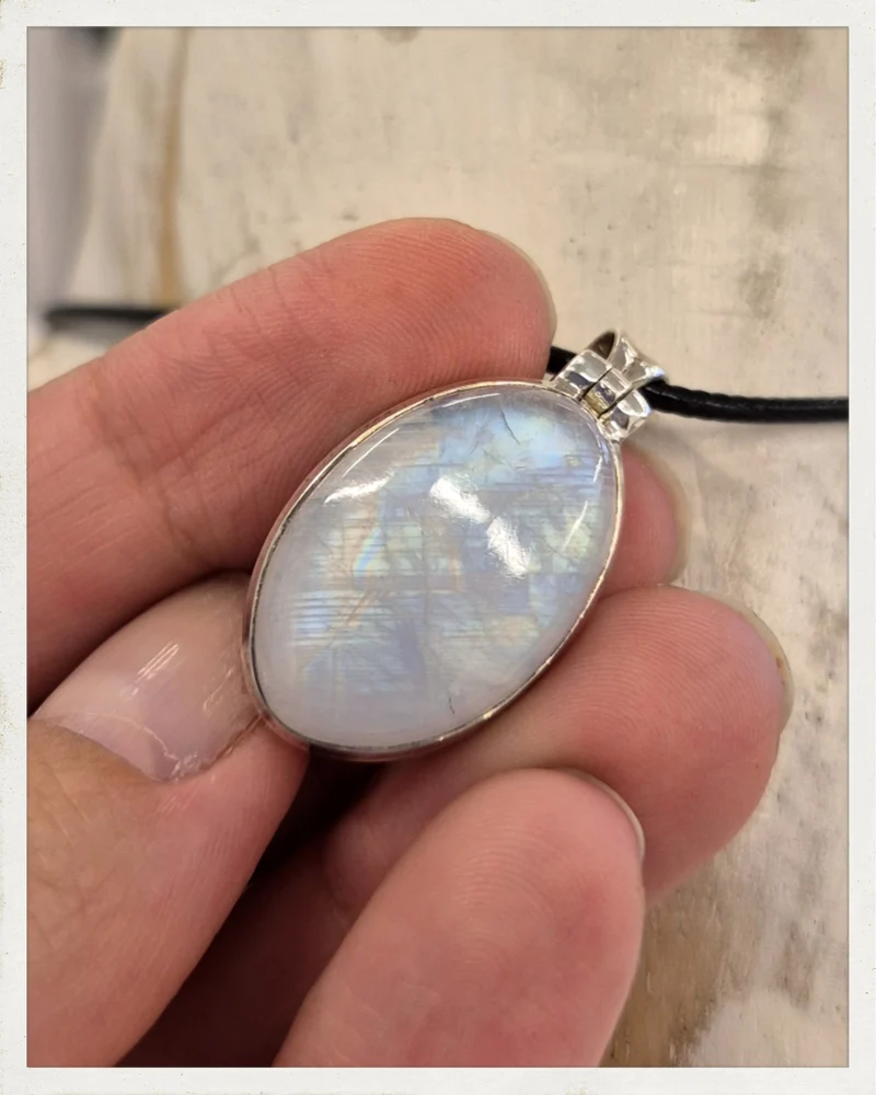 Colgante de piedra luna y plata