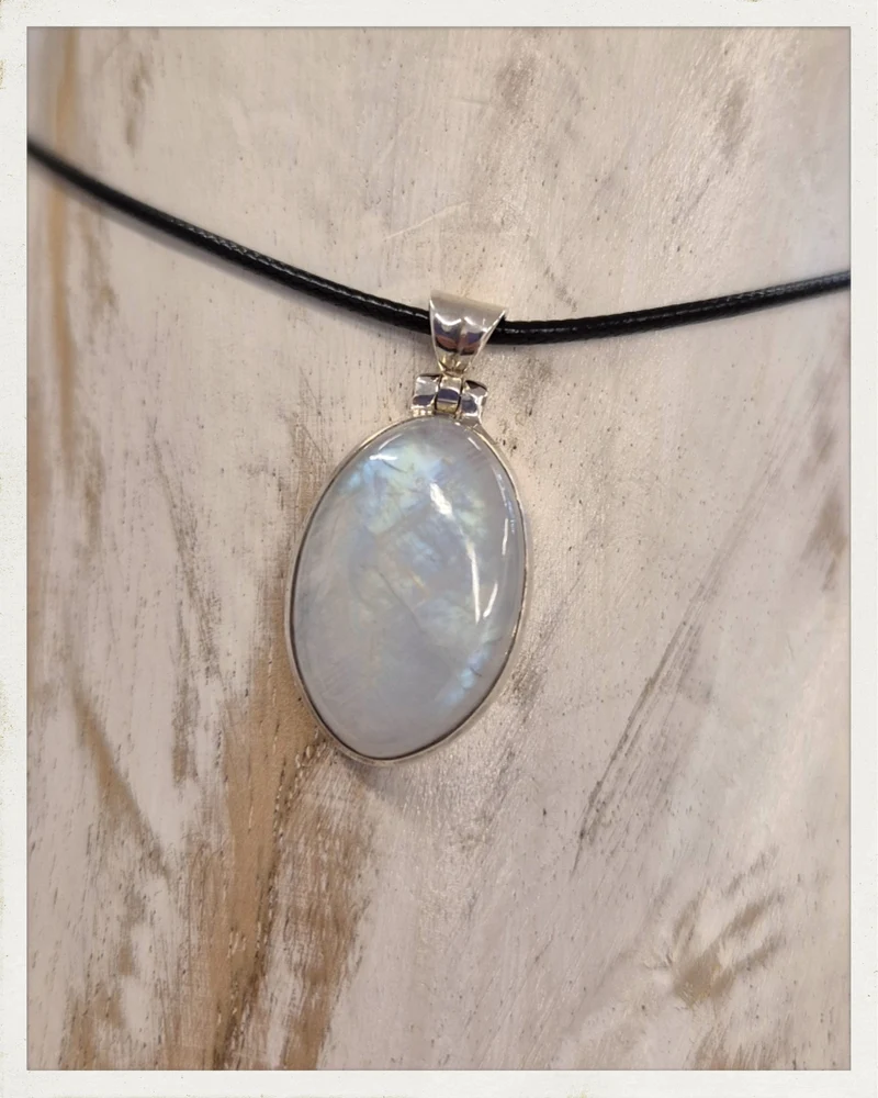 Colgante de piedra luna y plata