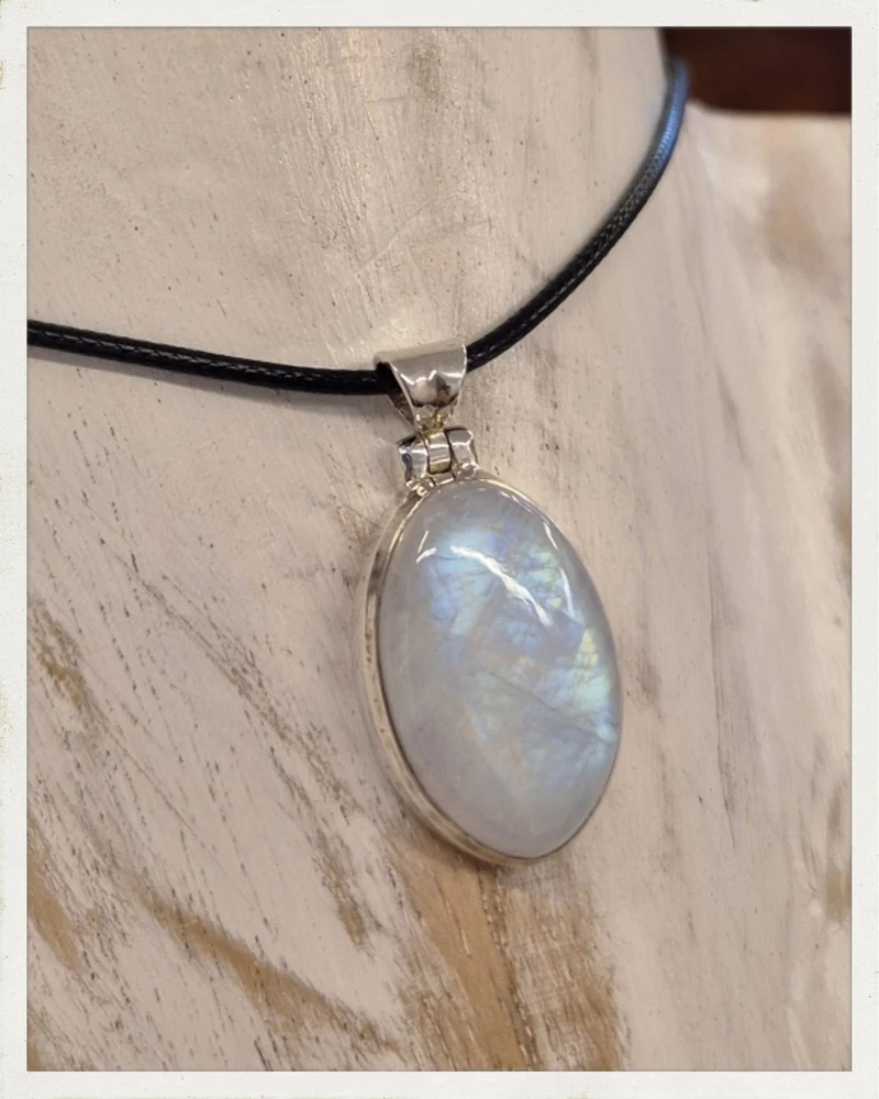 Colgante de piedra luna y plata