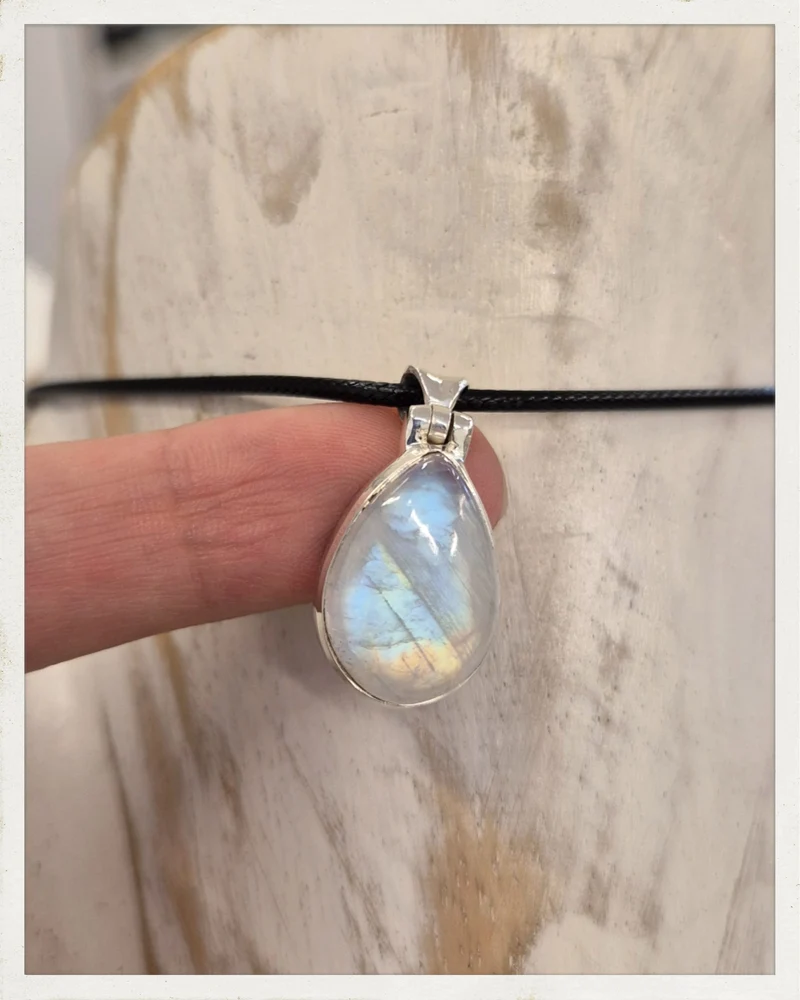Colgante de piedra luna y plata