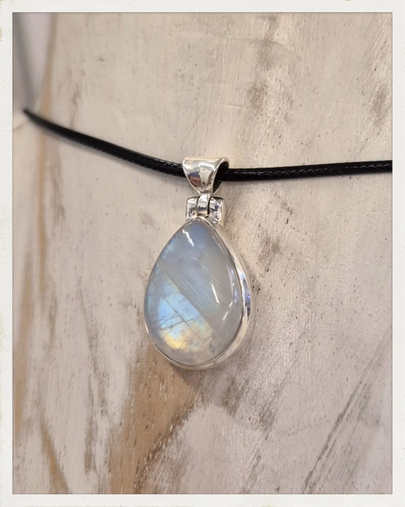 Colgante de piedra luna y plata