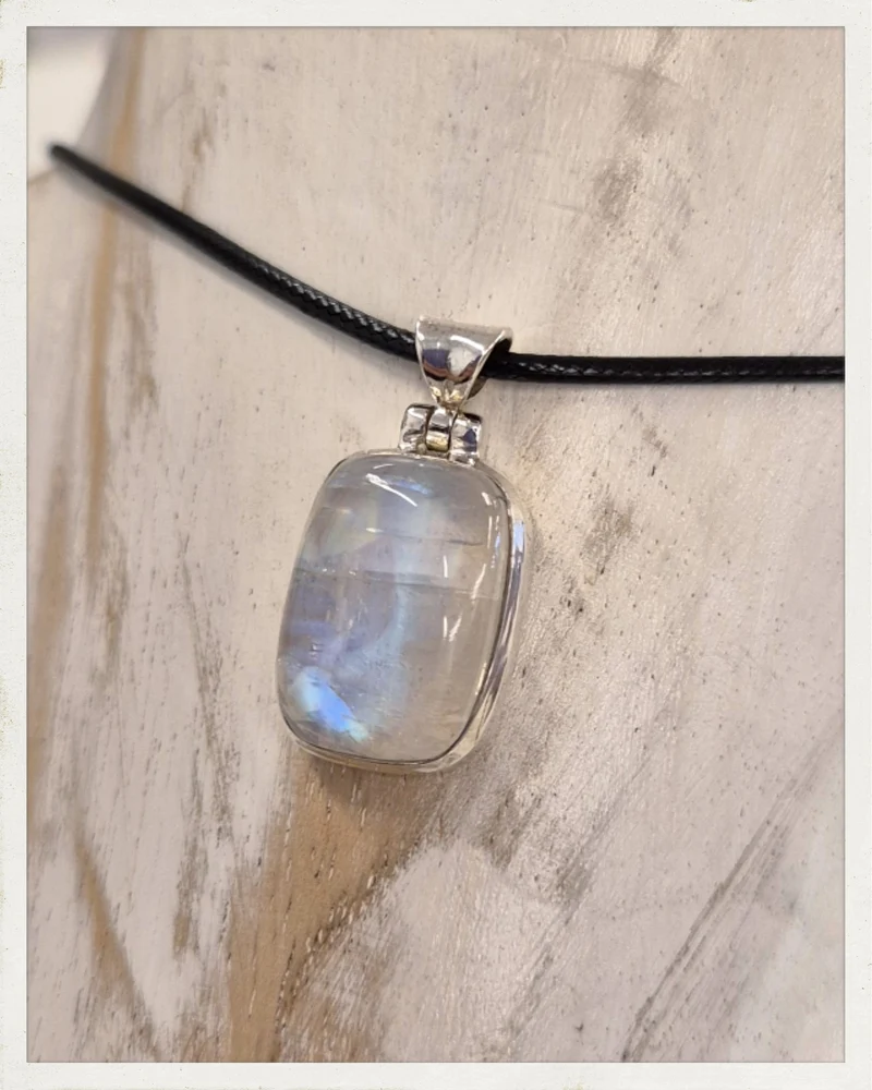 Colgante de piedra luna y plata
