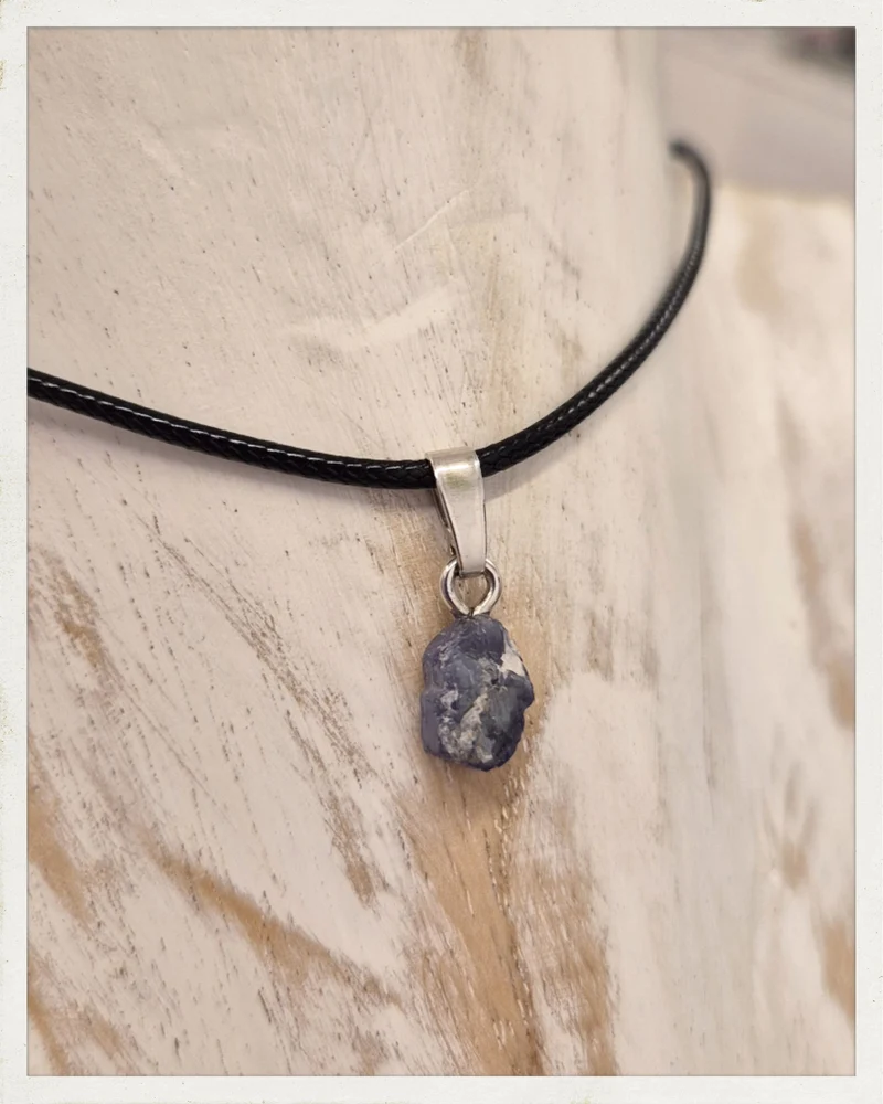 Colgante de alejandrita en bruto mini y plata