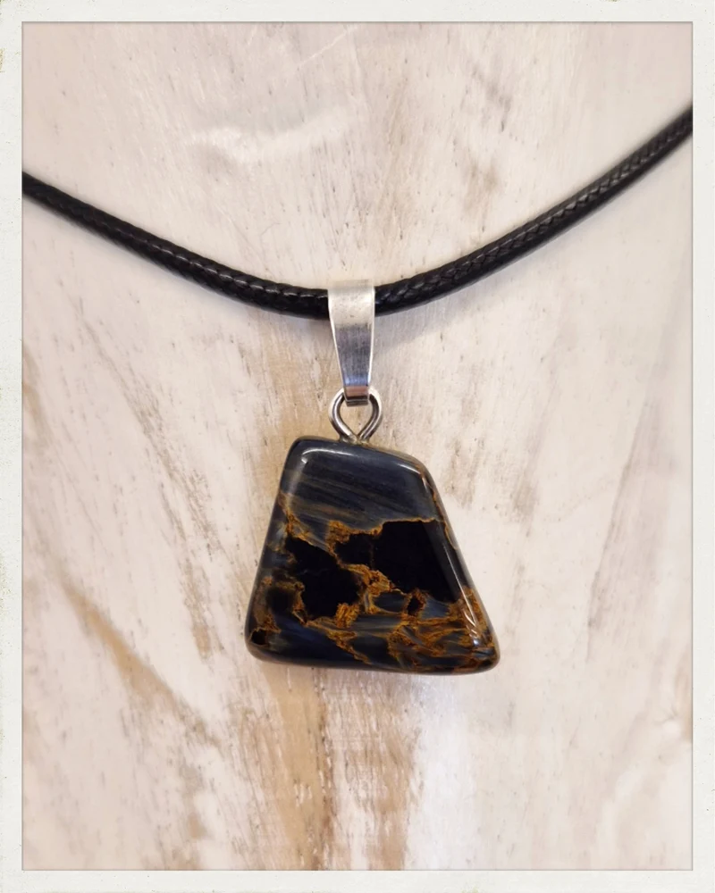 Colgante de pietersita y plata