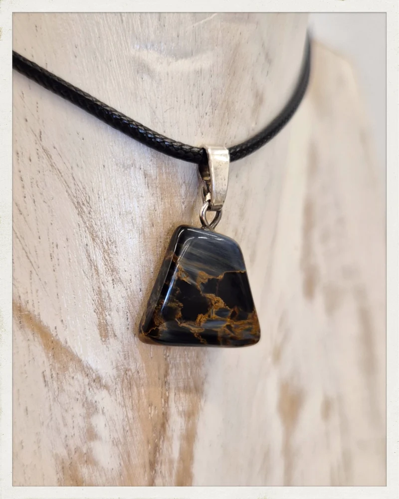 Colgante de pietersita y plata