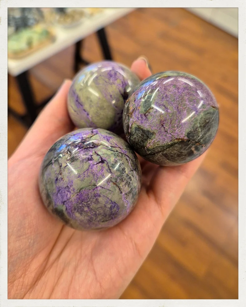 Esfera de stichtita con atlantisita (EXCLUSIVO ONLINE)