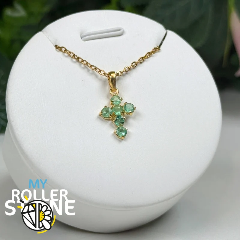 Colgante de cruz de esmeralda en plata 925