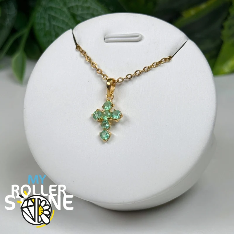 Colgante de cruz de esmeralda en plata 925