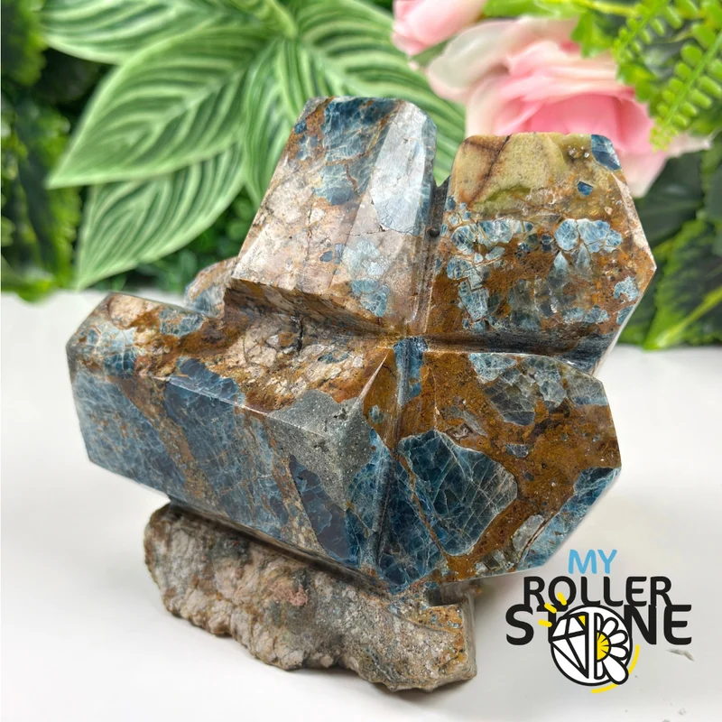 Escultura en apatita azul brasileña sobre ganga