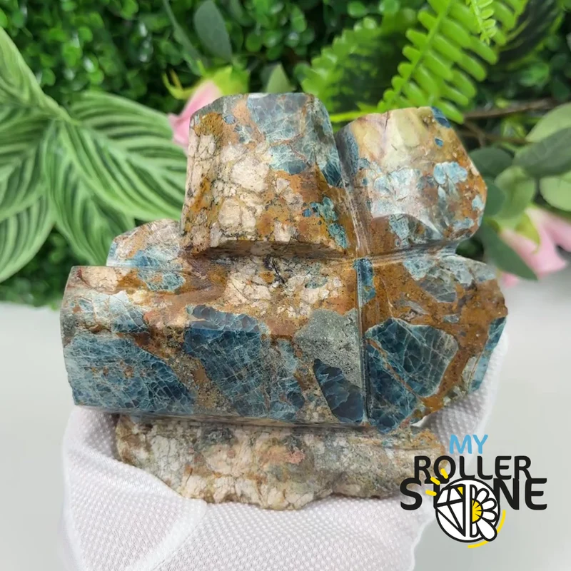 Escultura en apatita azul brasileña sobre ganga
