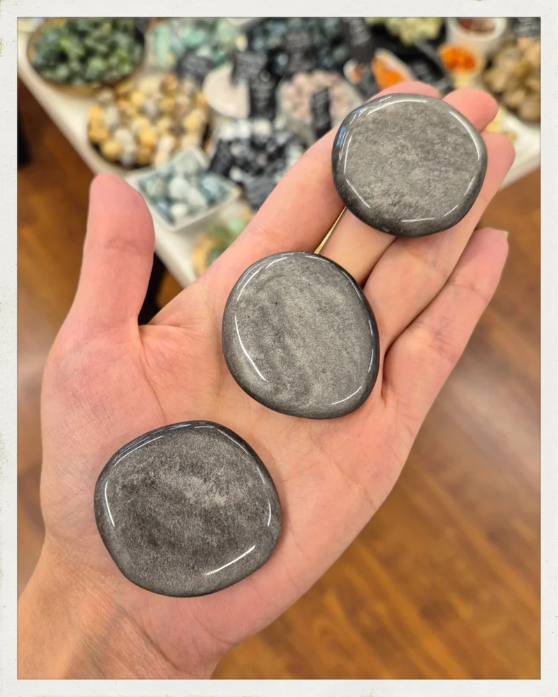 Rodado plano de obsidiana plateada