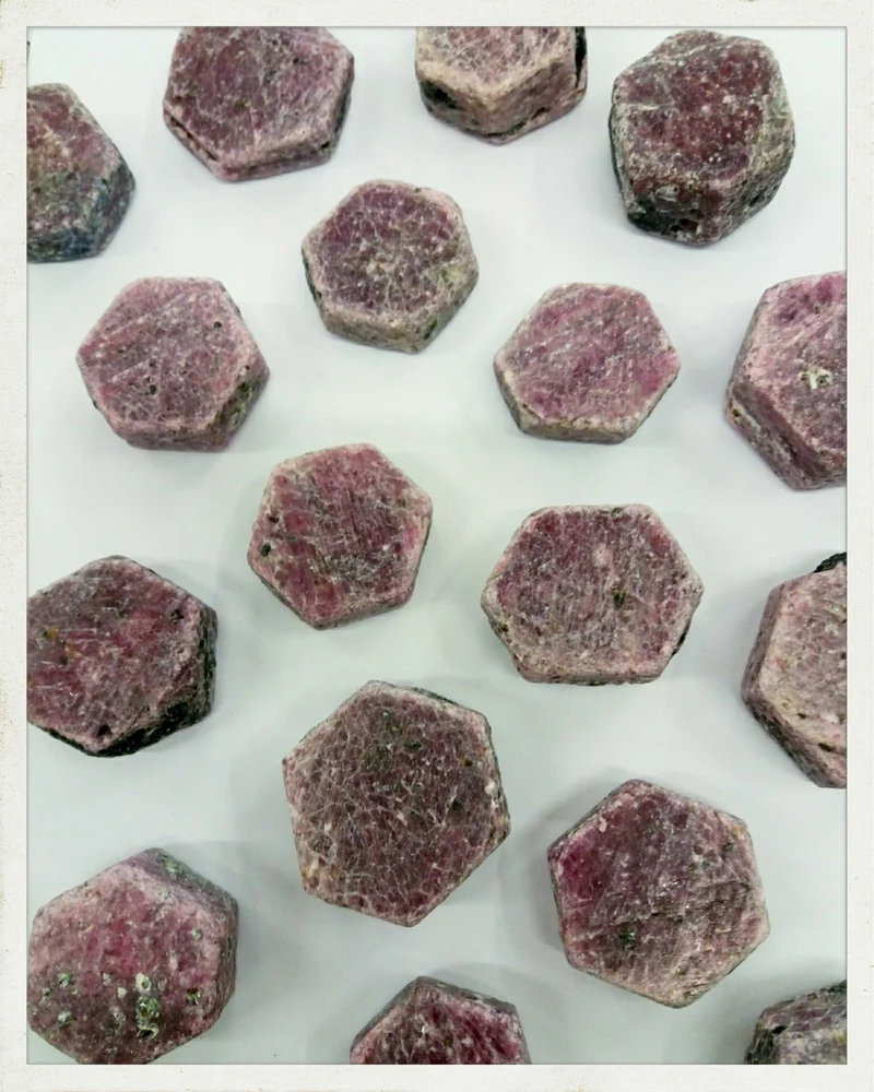 Rubí en bruto (cristal hexagonal)