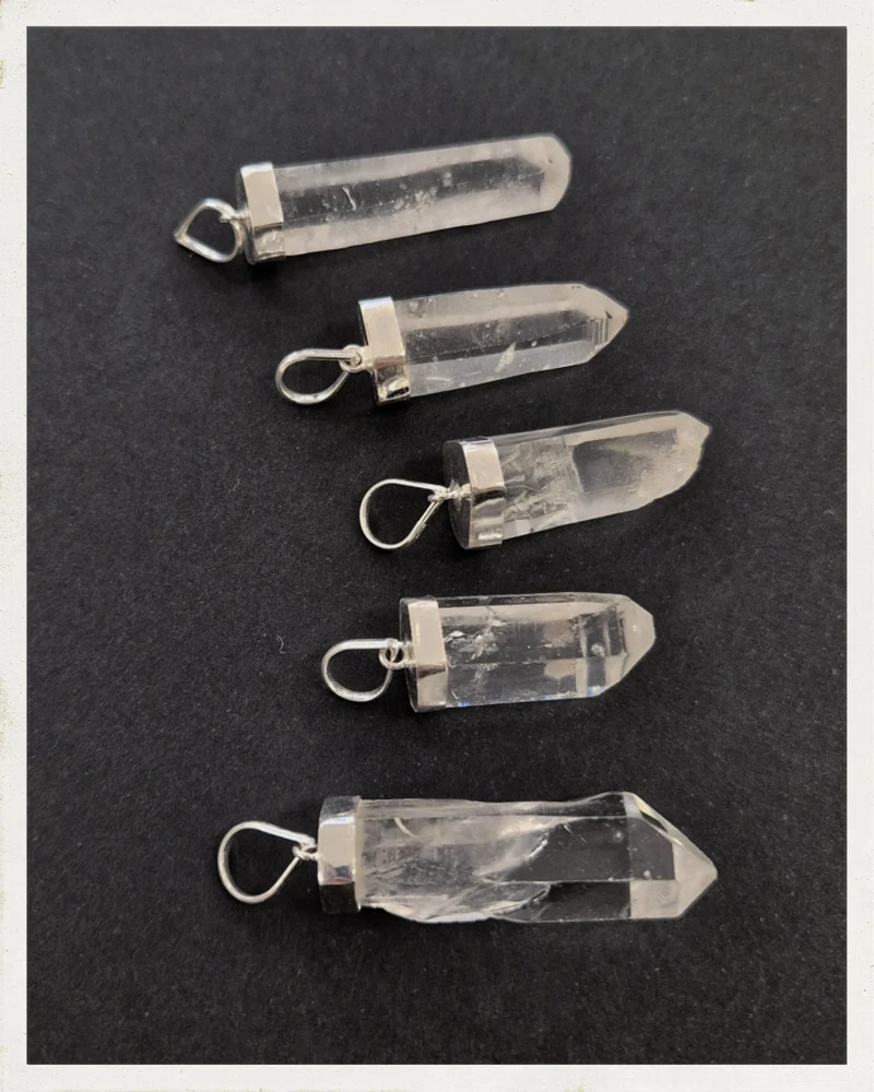 Colgante punta de cuarzo cristal de roca en bruto y plata