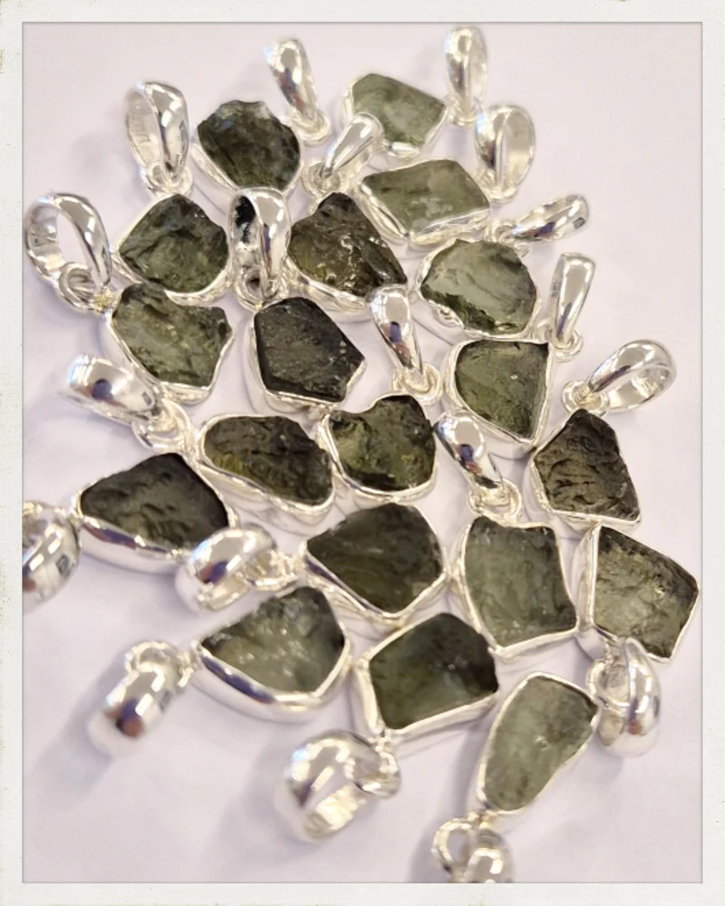 Colgantes de moldavita mini y plata