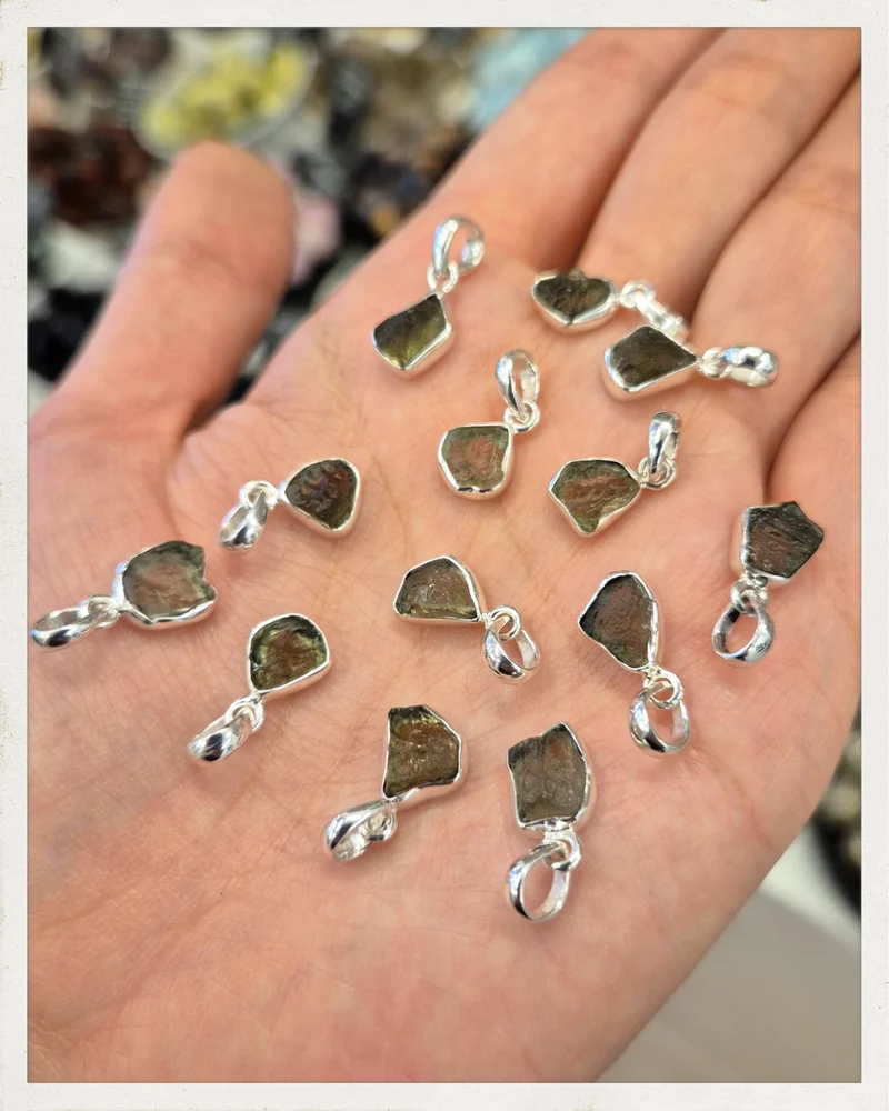 Colgantes de moldavita mini y plata