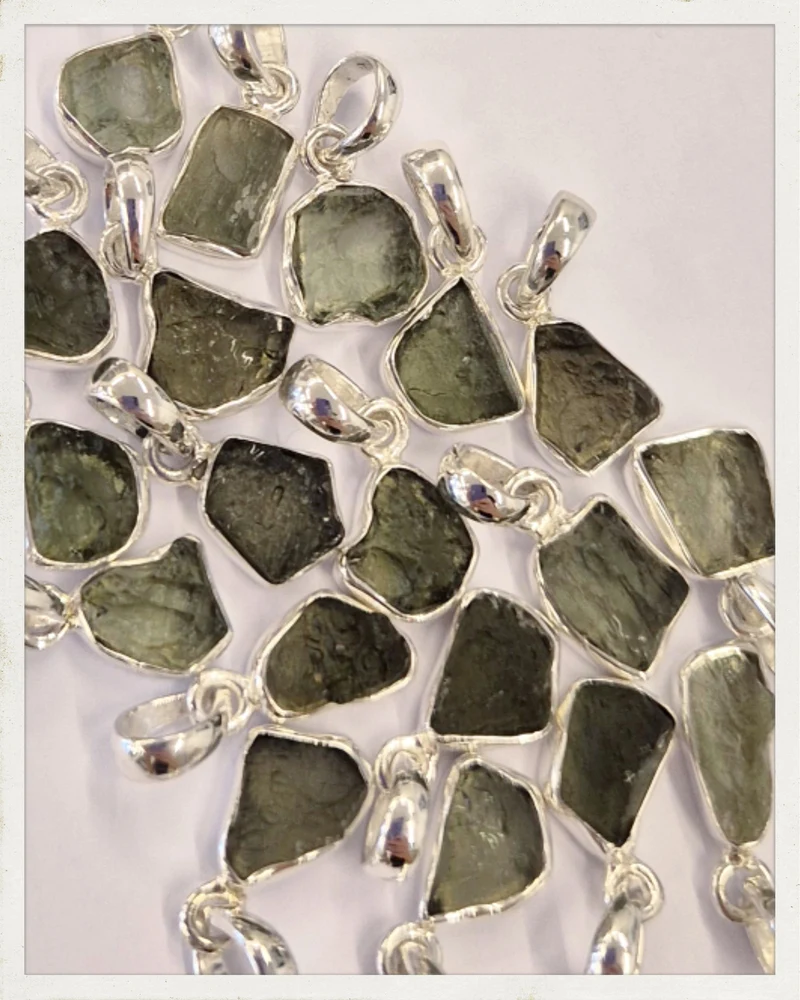 Colgantes de moldavita mini y plata