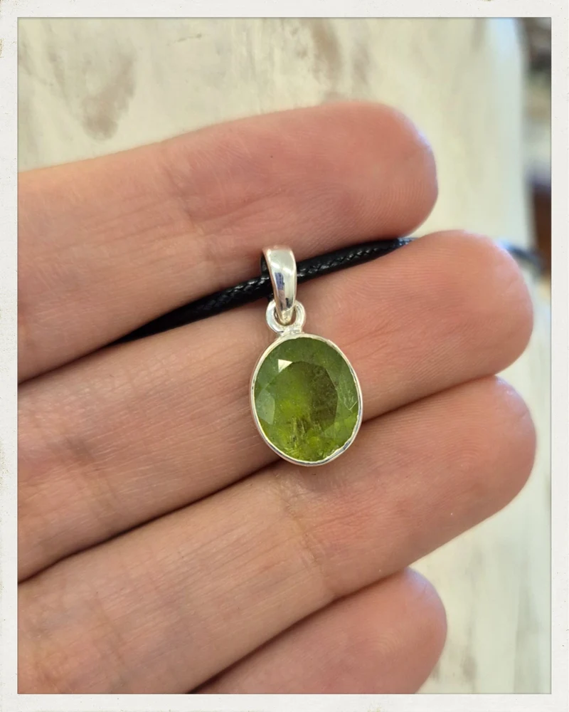 Colgante de peridoto facetado y plata
