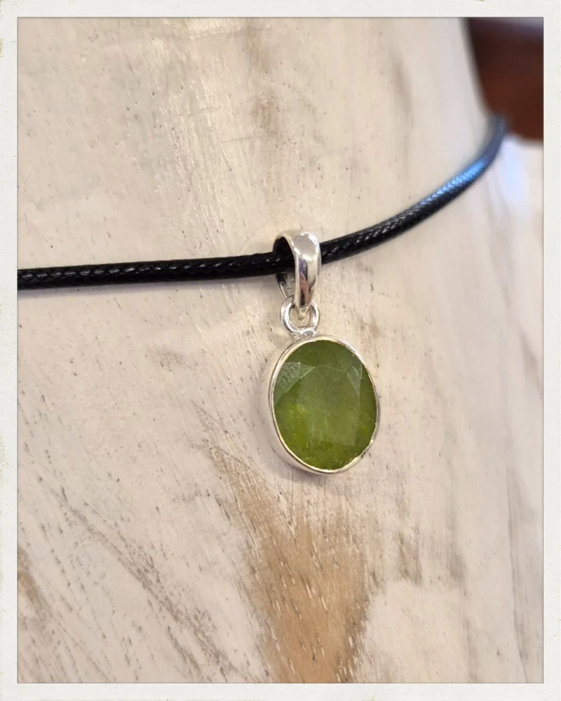 Colgante de peridoto facetado y plata