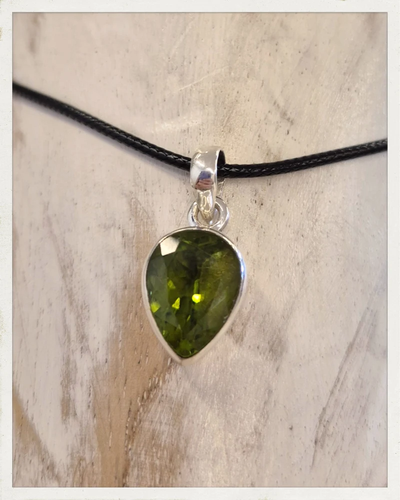 Colgante de peridoto facetado y plata