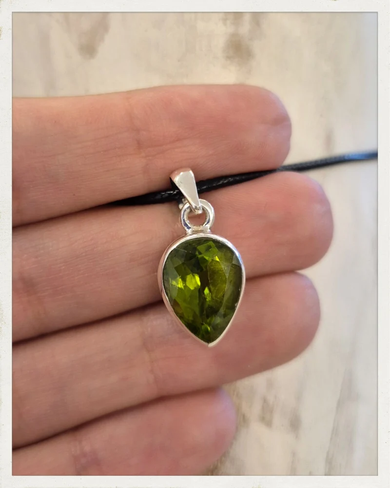 Colgante de peridoto facetado y plata